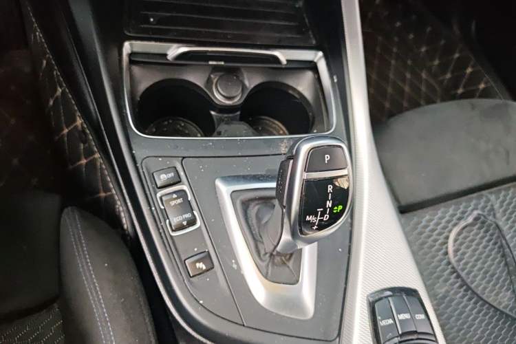 Used BMW 2 Series 2018 225i Luxury Model with M Sport Package Gear Lever