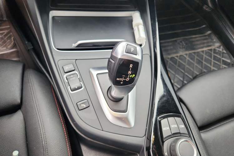 Used BMW 2 Series 2018 220i Convertible Coupe Sports Design Package Gear Lever