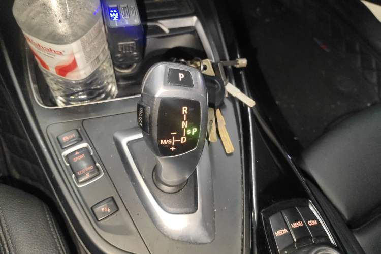 Used BMW 2 Series 2018 220i Convertible Coupe Sports Design Package Gear Lever