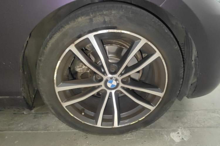 Used BMW 2 Series 2018 220i Convertible Coupe Sports Design Package Right Front Wheel Hub