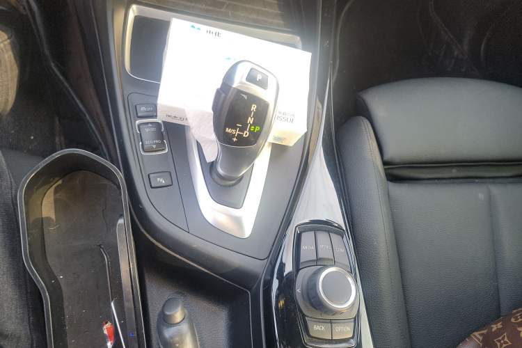 Used BMW 2 Series 2018 220i Convertible Coupe Sports Design Package Gear Lever