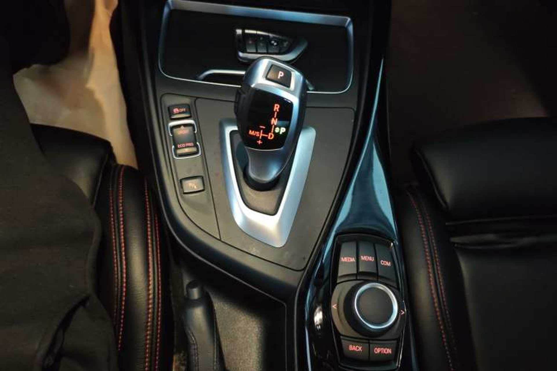 Used BMW 2 Series 2018 220i Sport Design Package Gear Lever