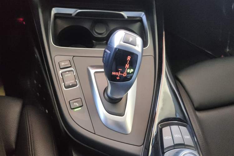 Used BMW 2 Series 2018 220i Convertible Coupe Sports Design Package Gear Lever