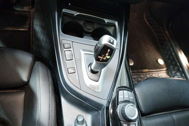 Used BMW 2 Series 2018 220i Sport Design Package Gear Lever