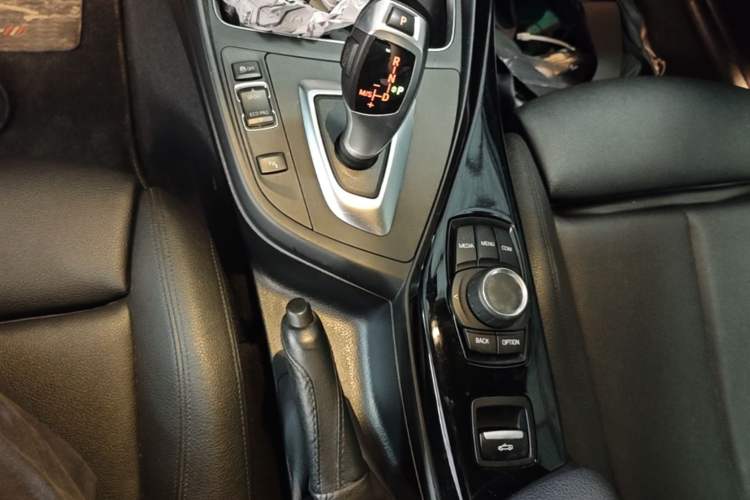 Used BMW 2 Series 2018 220i Convertible Coupe Sports Design Package Gear Lever