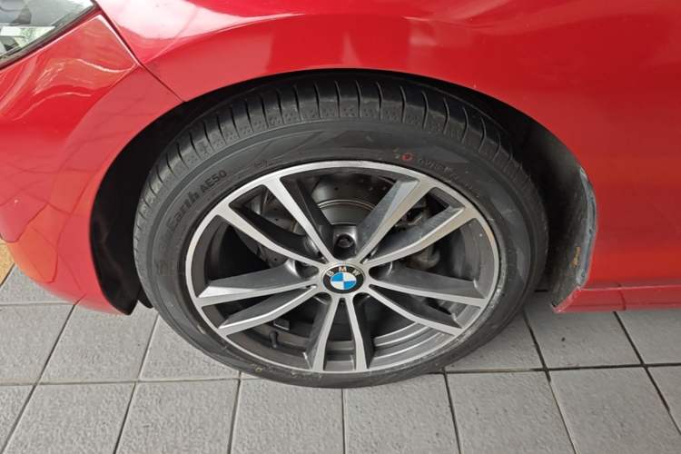 Used BMW 2 Series 2018 220i Convertible Coupe Sports Design Package Left Front Wheel Hub