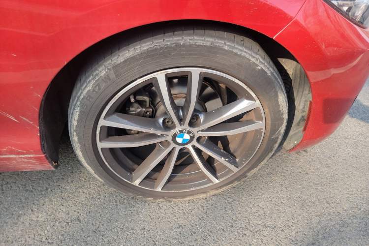 Used BMW 2 Series 2018 220i Convertible Coupe Sports Design Package Right Front Wheel Hub