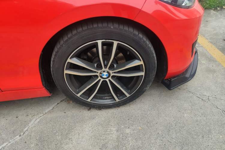 Used BMW 2 Series 2018 220i Convertible Coupe Sports Design Package Right Front Wheel Hub