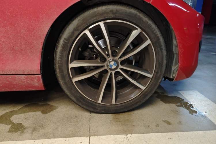 Used BMW 2 Series 2018 220i Convertible Coupe Sports Design Package Right Front Wheel Hub