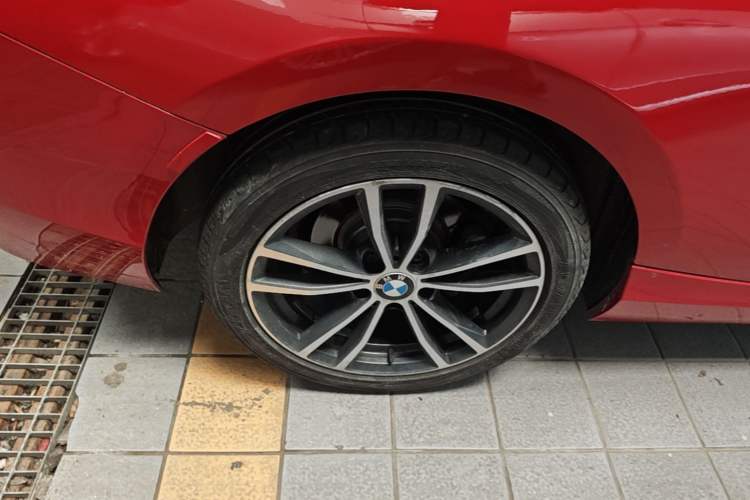 Used BMW 2 Series 2018 220i Convertible Coupe Sports Design Package Right Rear Wheel Hub