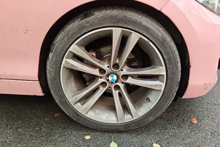 Used BMW 2 Series 2018 220i Convertible Coupe Sports Design Package Right Front Wheel Hub