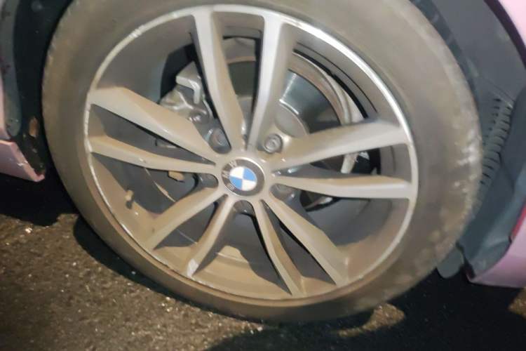 Used BMW 2 Series 2018 220i Convertible Coupe Sports Design Package Right Front Wheel Hub
