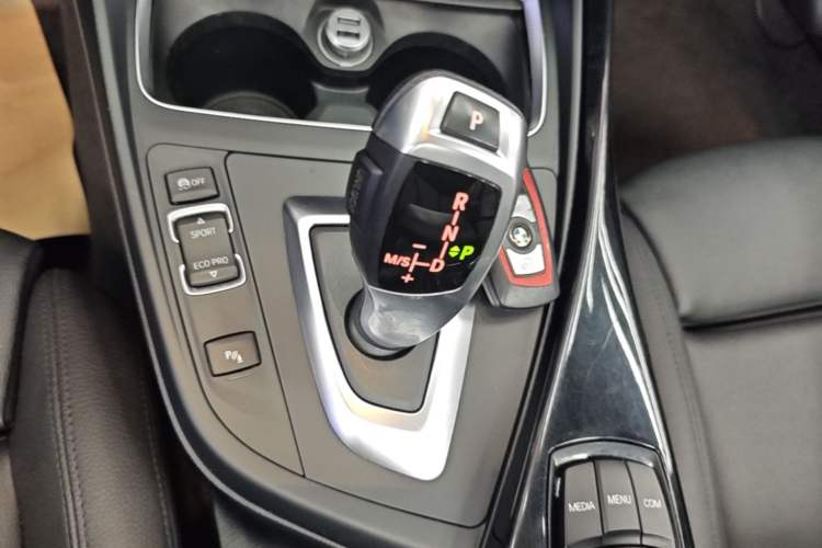 Used BMW 2 Series 2018 220i Convertible Coupe Sports Design Package Gear Lever