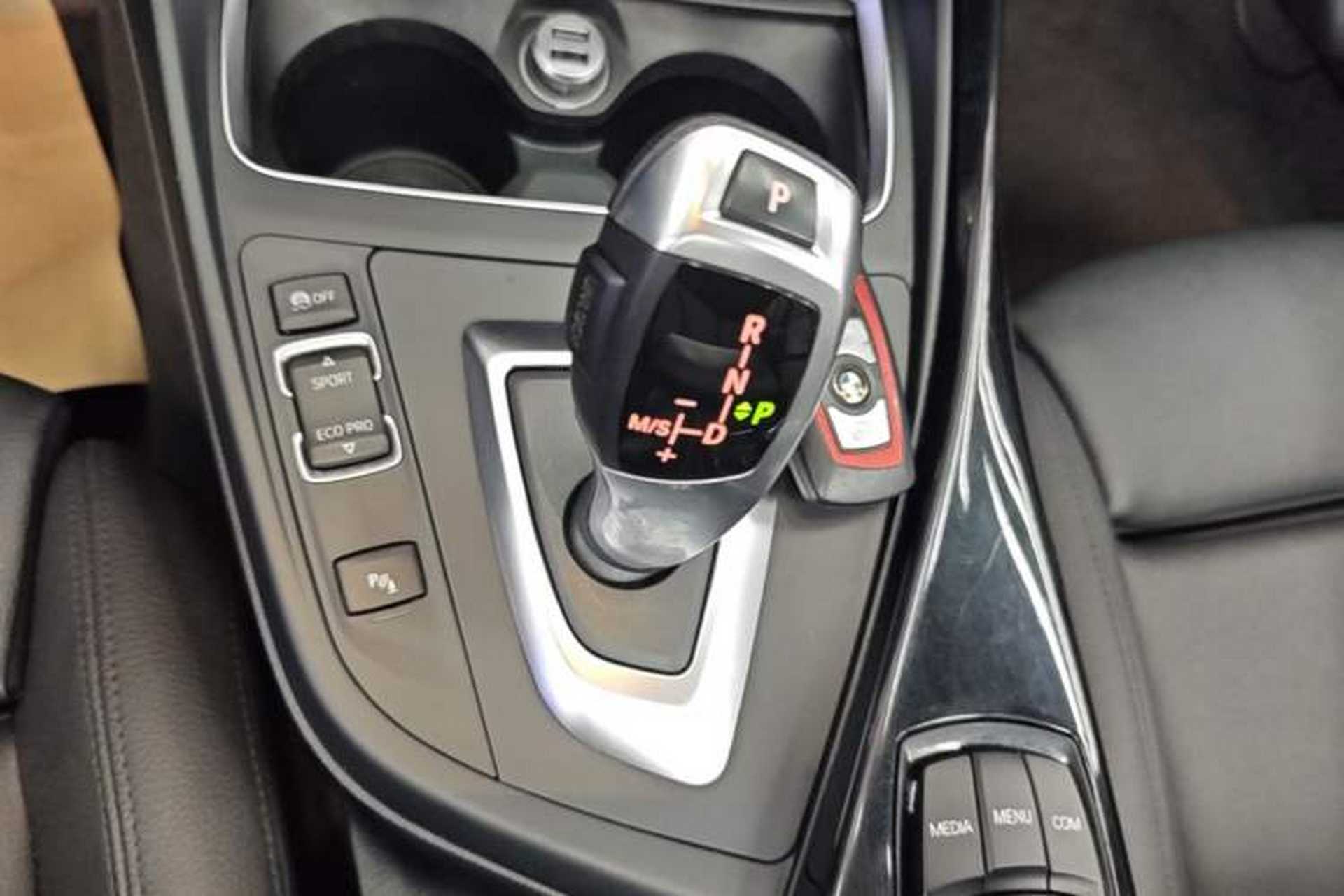 Used BMW 2 Series 2018 220i Convertible Coupe Sports Design Package Gear Lever