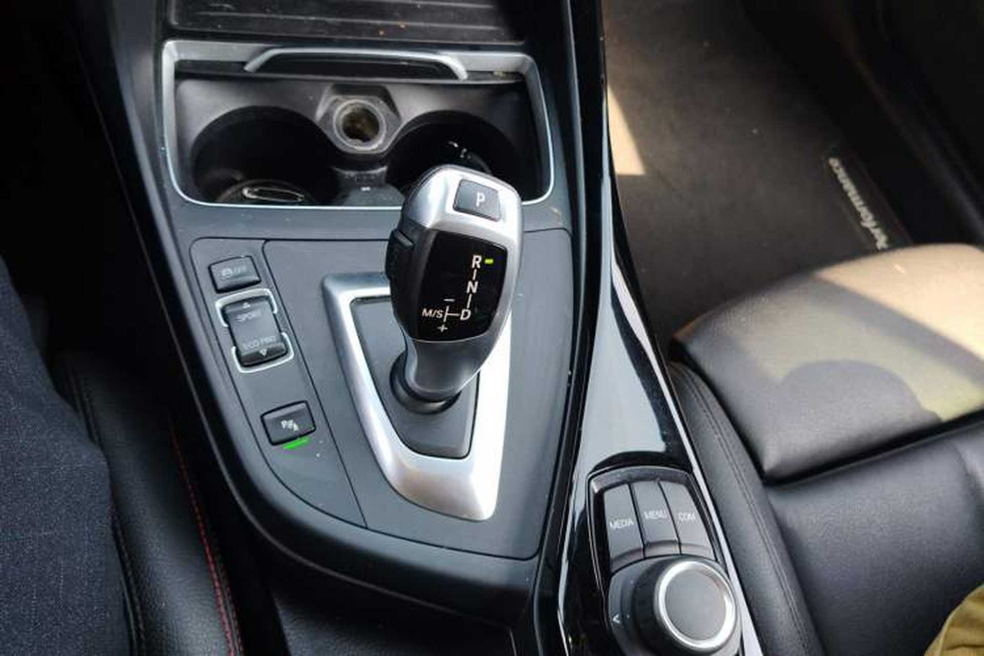 Used BMW 2 Series 2018 220i Convertible Coupe Sports Design Package Gear Lever