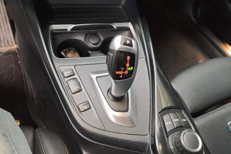 Used BMW 2 Series 2018 220i Convertible Coupe Sports Design Package Gear Lever