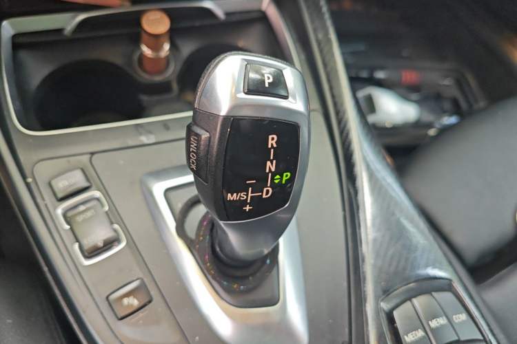 Used BMW 2 Series 2018 220i Convertible Coupe Sports Design Package Gear Lever