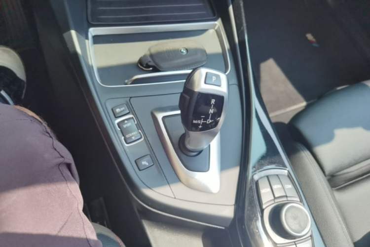 Used BMW 2 Series 2018 220i Convertible Coupe Sports Design Package Gear Lever