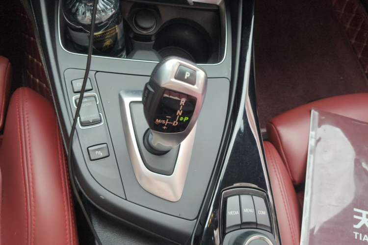 Used BMW 2 Series 2018 220i Convertible Coupe Sports Design Package Gear Lever