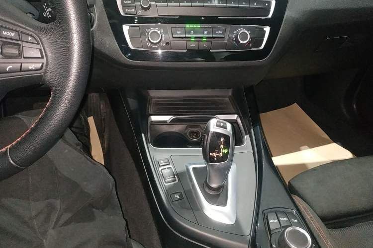 Used BMW 2 Series 2018 220i Sport Design Package Gear Lever