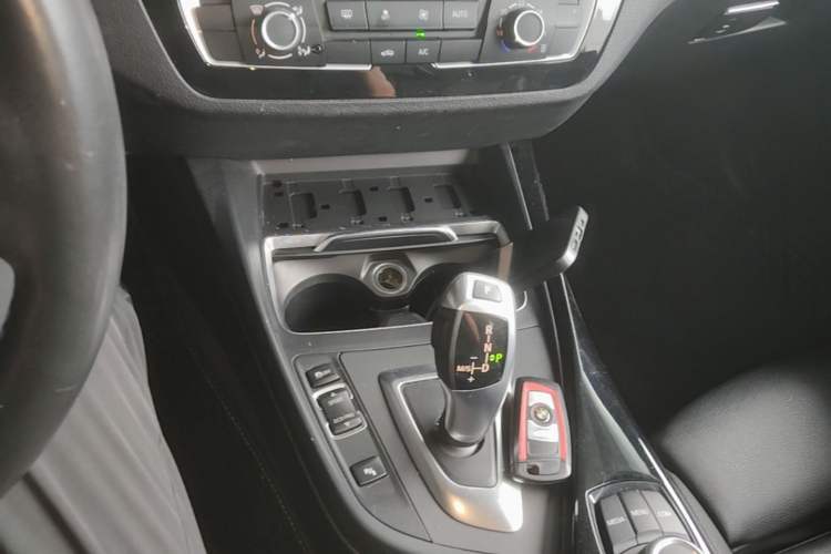 Used BMW 2 Series 2018 220i Convertible Coupe Sports Design Package Gear Lever