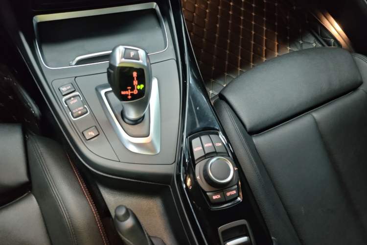 Used BMW 2 Series 2018 220i Convertible Coupe Sports Design Package Gear Lever