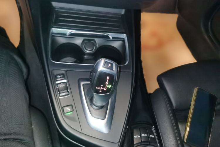 Used BMW 2 Series 2018 220i Convertible Coupe Sports Design Package Gear Lever