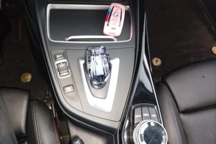 Used BMW 2 Series 2018 220i Convertible Coupe Sports Design Package Gear Lever