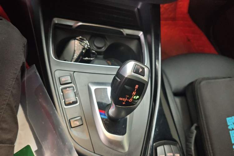 Used BMW 2 Series 2018 220i Convertible Coupe Sports Design Package Gear Lever