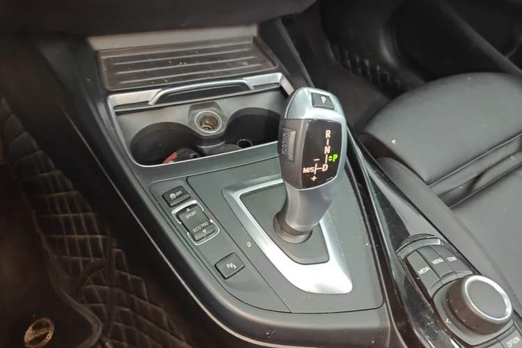 Used BMW 2 Series 2018 220i Convertible Coupe Sports Design Package Gear Lever