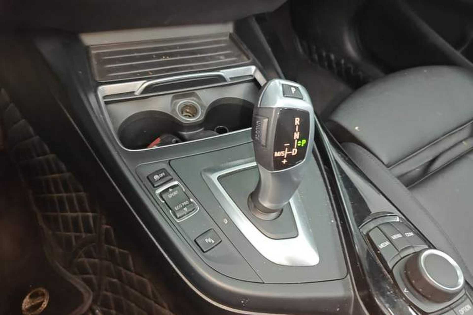 Used BMW 2 Series 2018 220i Convertible Coupe Sports Design Package Gear Lever