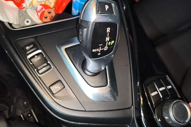 Used BMW 2 Series 2018 220i Convertible Coupe Sports Design Package Gear Lever