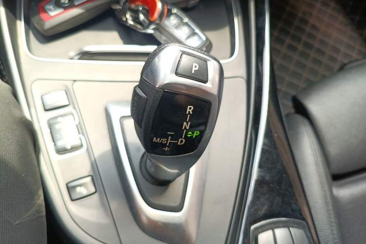 Used BMW 2 Series 2018 220i Convertible Coupe Sports Design Package Gear Lever
