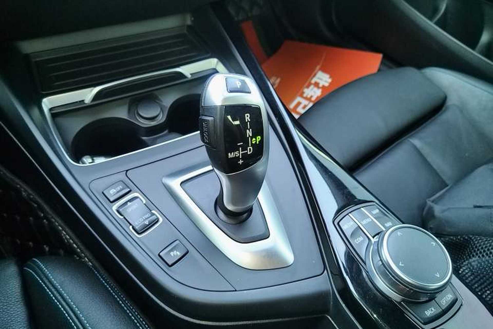 Used BMW 2 Series 2018 220i Convertible Coupe Sports Design Package Gear Lever