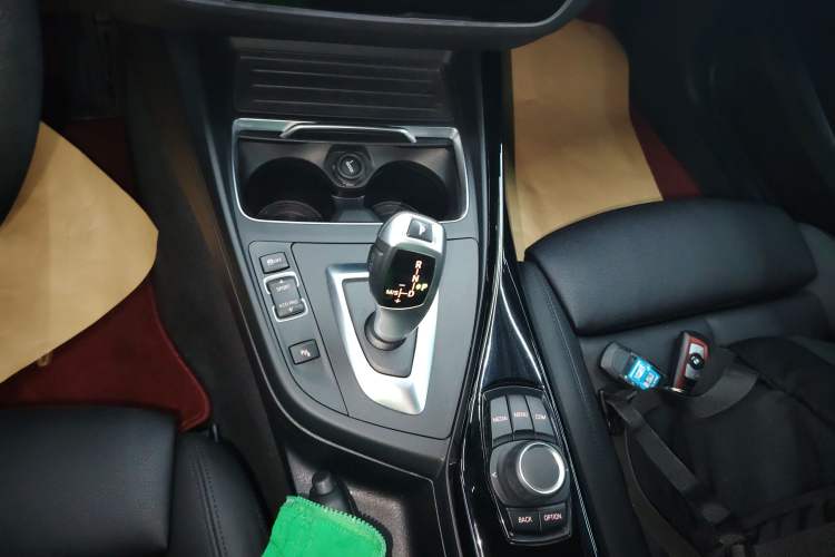 Used BMW 2 Series 2018 220i Convertible Coupe Sports Design Package Gear Lever
