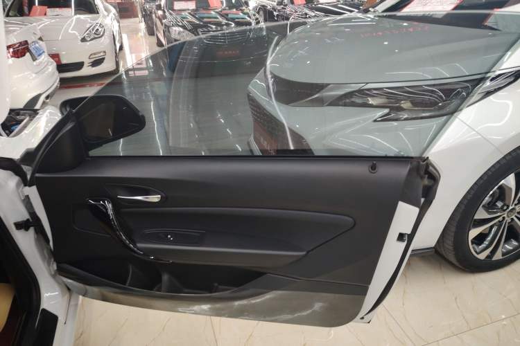 Used BMW 2 Series 2018 220i Convertible Coupe Sports Design Package Interior 2