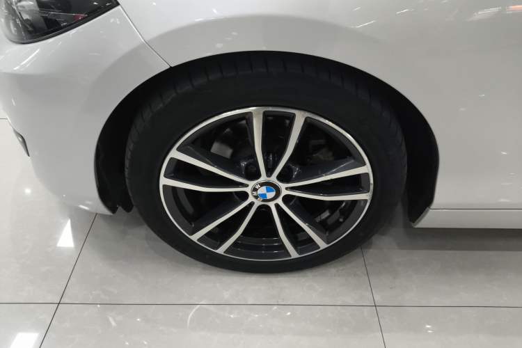 Used BMW 2 Series 2018 220i Convertible Coupe Sports Design Package Left Front Wheel Hub