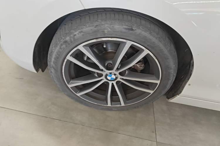 Used BMW 2 Series 2018 220i Convertible Coupe Sports Design Package Left Front Wheel Hub