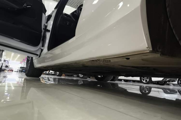 Used BMW 2 Series 2018 220i Convertible Coupe Sports Design Package Left Side Sill