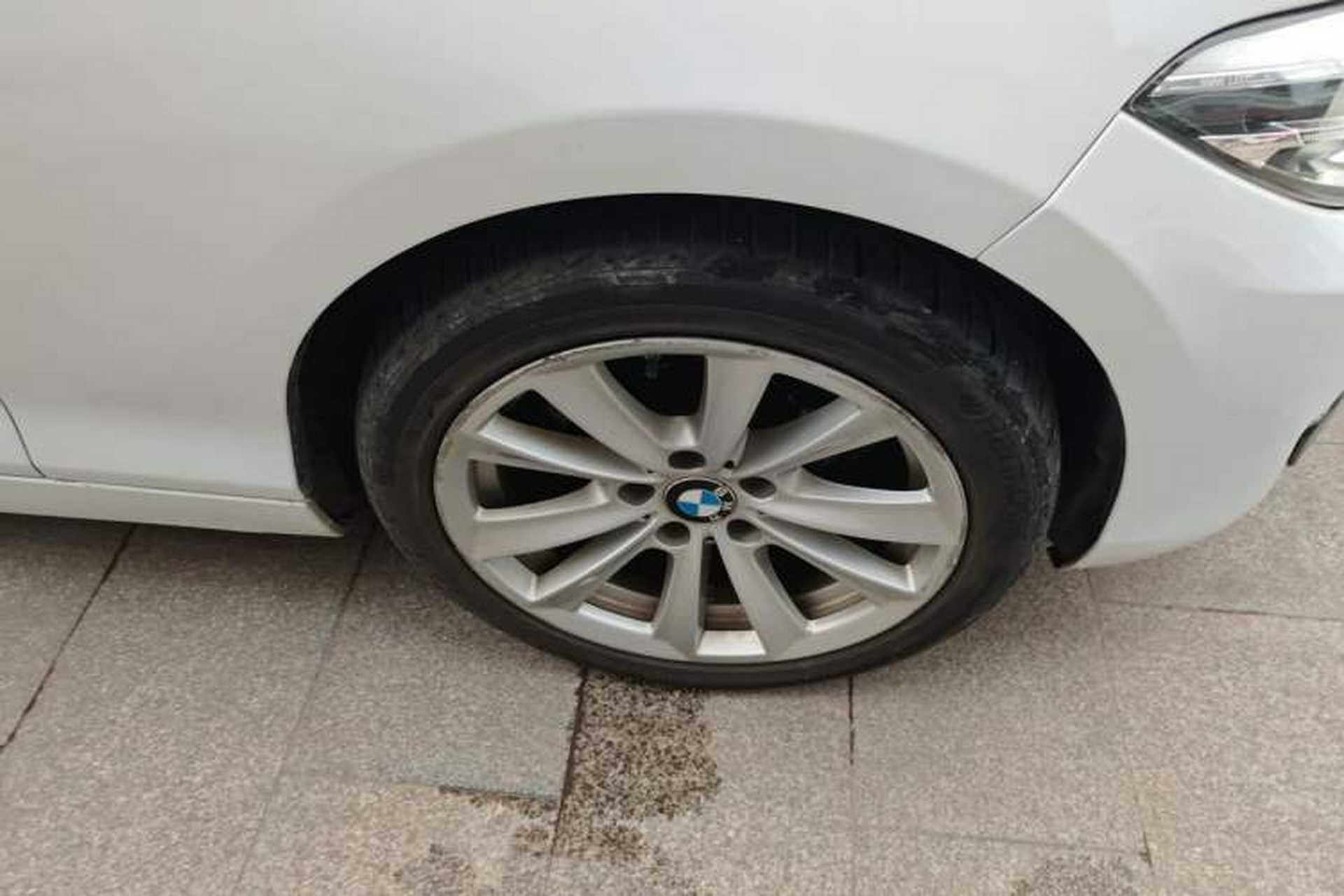Used BMW 2 Series 2018 220i Convertible Coupe Sports Design Package Right Front Wheel Hub