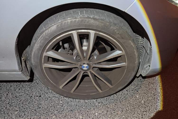 Used BMW 2 Series 2018 220i Convertible Coupe Sports Design Package Right Front Wheel Hub