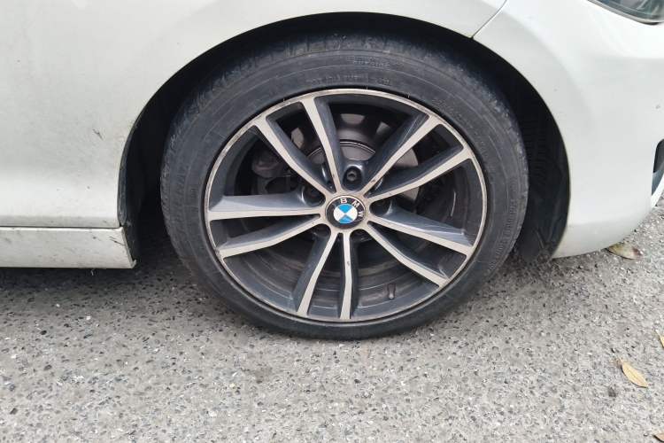 Used BMW 2 Series 2018 220i Convertible Coupe Sports Design Package Right Front Wheel Hub