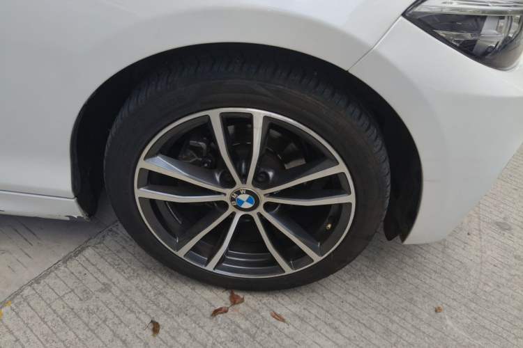 Used BMW 2 Series 2018 220i Convertible Coupe Sports Design Package Right Front Wheel Hub