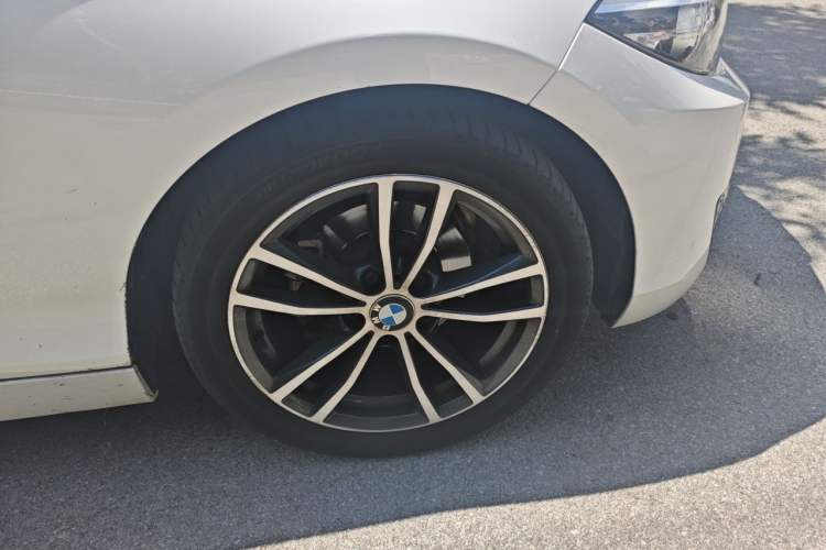 Used BMW 2 Series 2018 220i Convertible Coupe Sports Design Package Right Front Wheel Hub