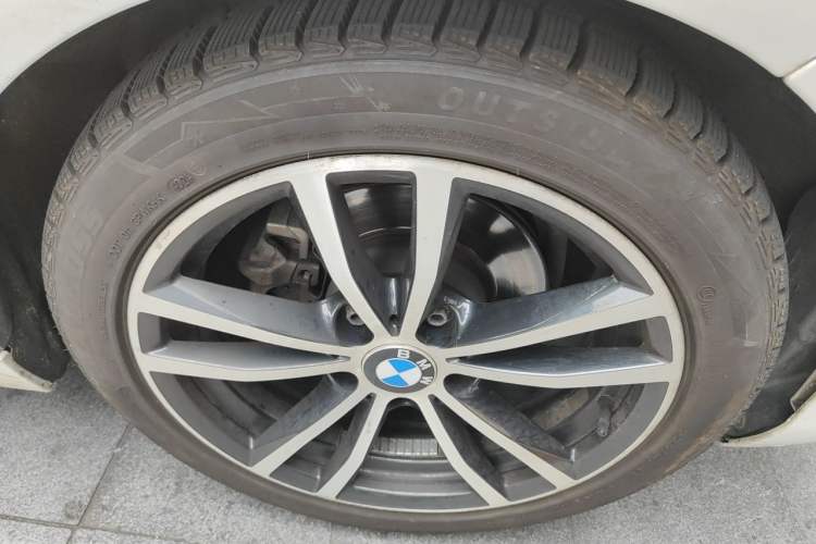 Used BMW 2 Series 2018 220i Convertible Coupe Sports Design Package Right Front Wheel Hub