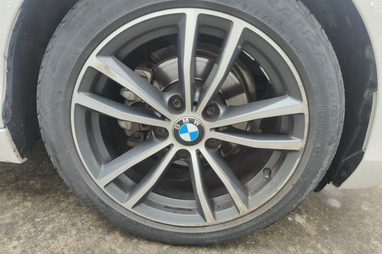 Used BMW 2 Series 2018 220i Convertible Coupe Sports Design Package Right Front Wheel Hub