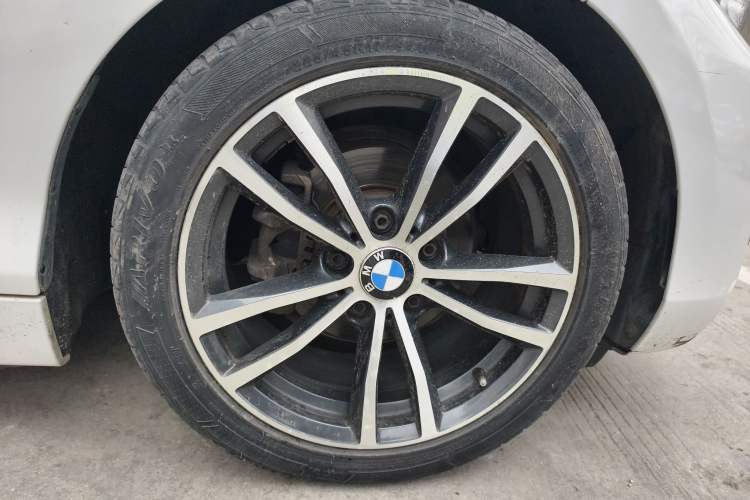 Used BMW 2 Series 2018 220i Convertible Coupe Sports Design Package Right Front Wheel Hub