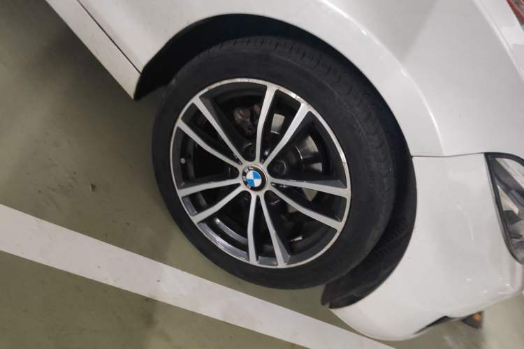 Used BMW 2 Series 2018 220i Convertible Coupe Sports Design Package Right Front Wheel Hub