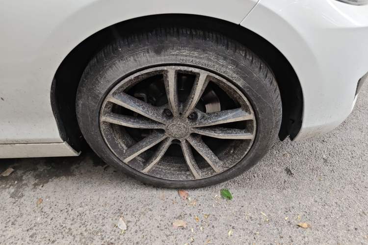 Used BMW 2 Series 2018 220i Convertible Coupe Sports Design Package Right Front Wheel Hub
