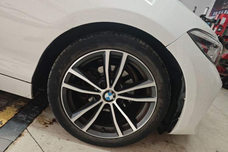 Used BMW 2 Series 2018 220i Convertible Coupe Sports Design Package Right Front Wheel Hub